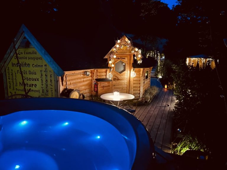 Kota Désiré et son bain nordique sous la nuit
